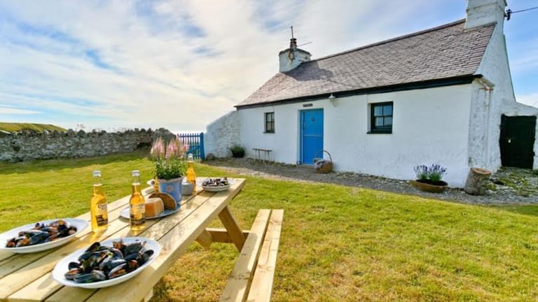 Boltholes and Hideaways Tyn Towyn near Rhosneigr by the beach dining with Anglesey mussels 1619
