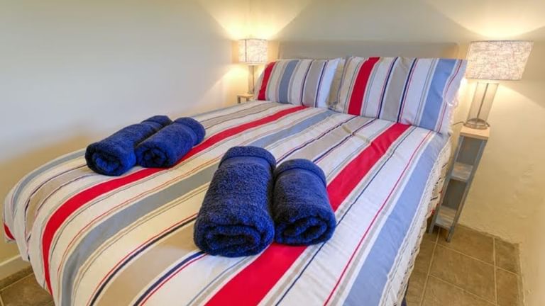 Boltholes and Hideaways Tyn Towyn by the beach Thosneigr double room 1619