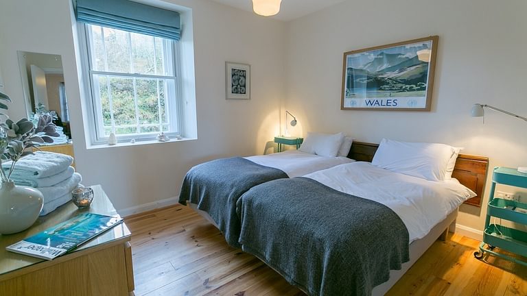 Boltholes and hideaways Capel Seion Coron Twin Bedroom 1