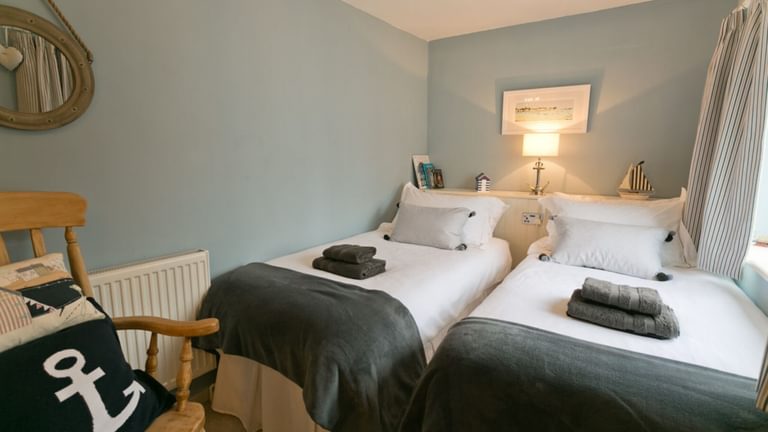 Boltholesand Hideaways Beaumaris Anglesey Glascoed twin bedroom 2 1619