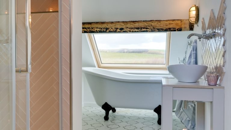 Boltholesandhideaways Ty Deryn Y Mor bath with a view 1619