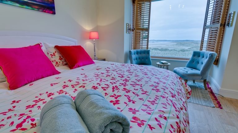 Boltholesandhideaways Seaforth Rhosneigrmasterbedroombedwithview 1619