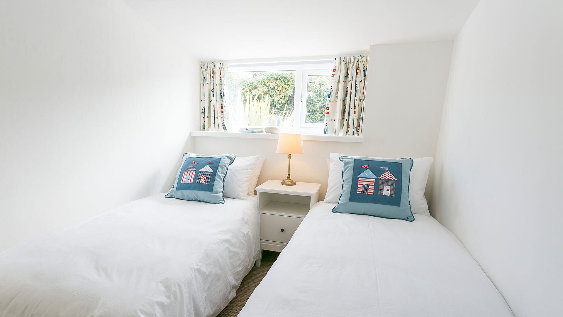 Borth Bach Rhosneigr Anglesey twin bedroom 3 1920x1080