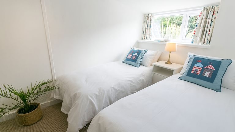Borth Bach Rhosneigr Anglesey twin bedroom 5 1920x1080