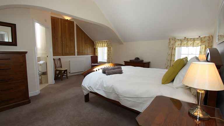 Borthwen Farmhouse Llanfaethlu Anglesey main bedroom en suite 1920x1080