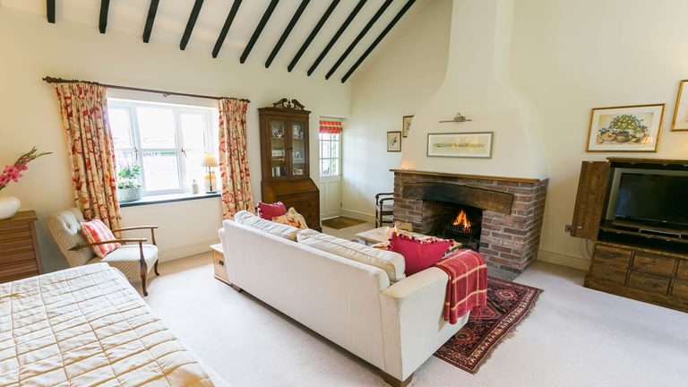 Beudy Odyn Pentraeth Anglesey bedroom sitting room 1920x1080