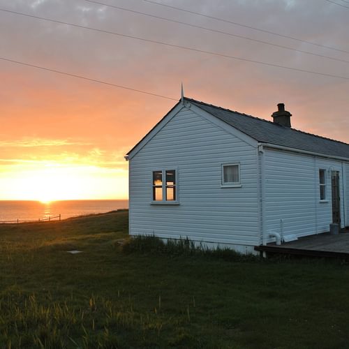 Beachcombers Borthwen Anglesey sunset cottage 1920x1080