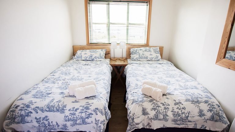 Beachcombers Borthwen Anglesey twin bedroom 2 1920x1080