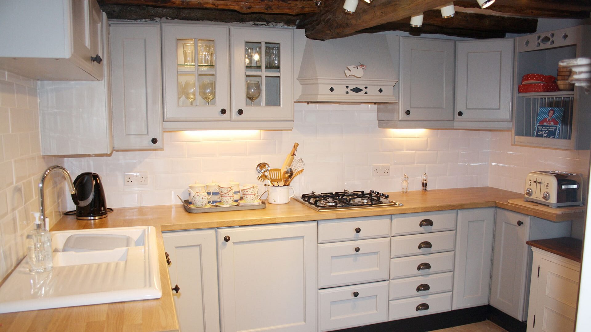 Beau Cottage Beaumaris kitchen 1920x1080