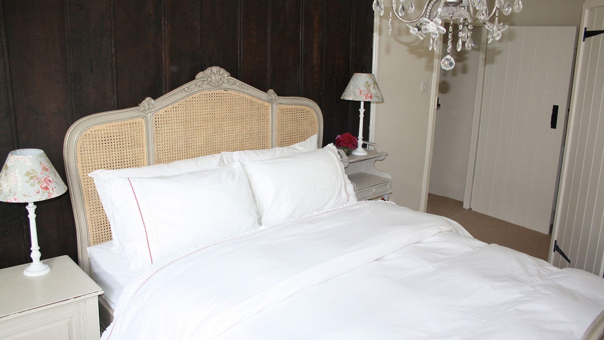 Beau Cottage Beaumaris Main Bedroom Bed 1920x1080