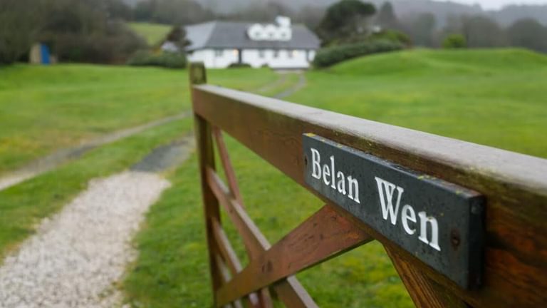 Belan Wen Boltholes and Hideaways Anglesey cottage near the beach