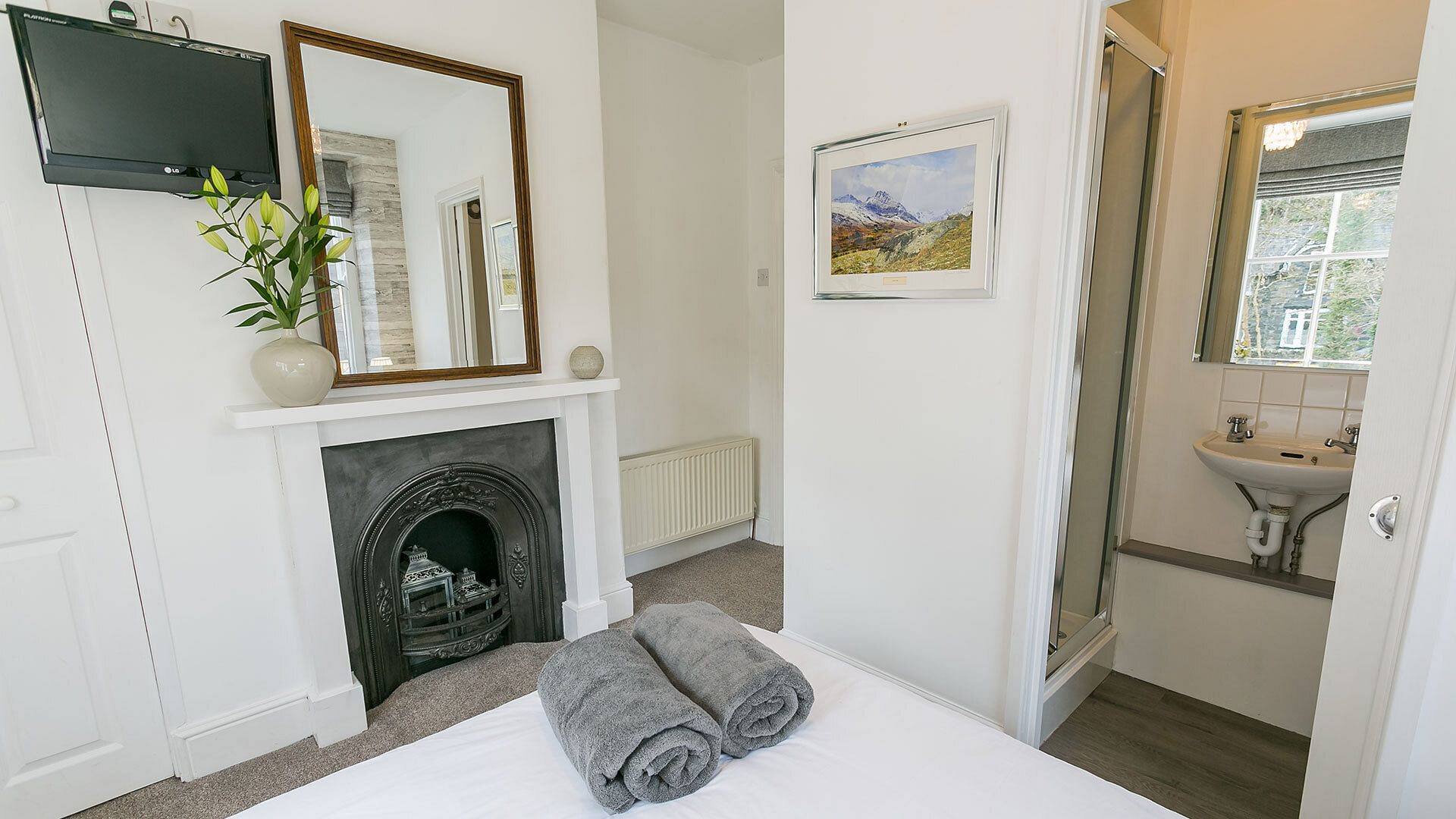 Bryn Afon Betws Y Coed Snowdonia bedroom ensuite 3 1920x1080