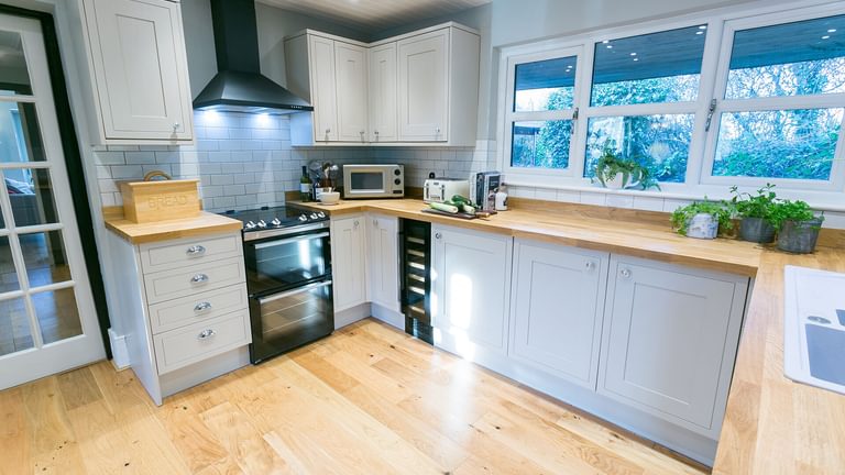 Bryn Mor Llanddona Anglesey kitchen 3 1920x1080