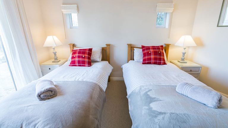 Bryn Mor Llanddona Anglesey twin bedroom 2 1920x1080