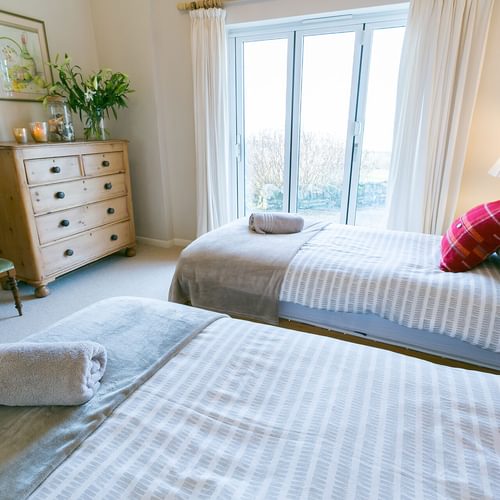 Bryn Mor Llanddona Anglesey twin bedroom 3 1920x1080