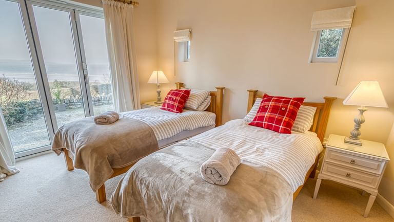 Bryn Mor Llanddona Anglesey twin bedroom 1920x1080