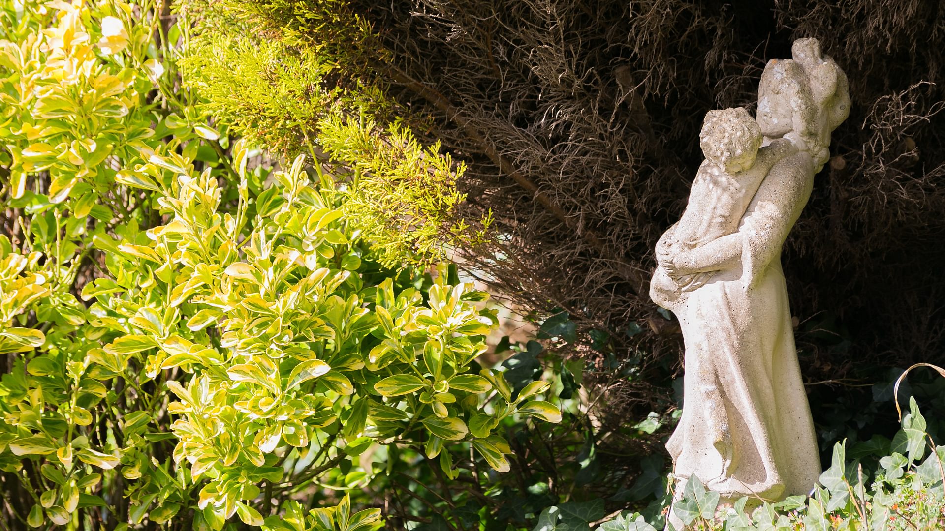 Bryn Rhosyn Parc tyddyn Red Wharf Bay Anglesey statue 1920x1080