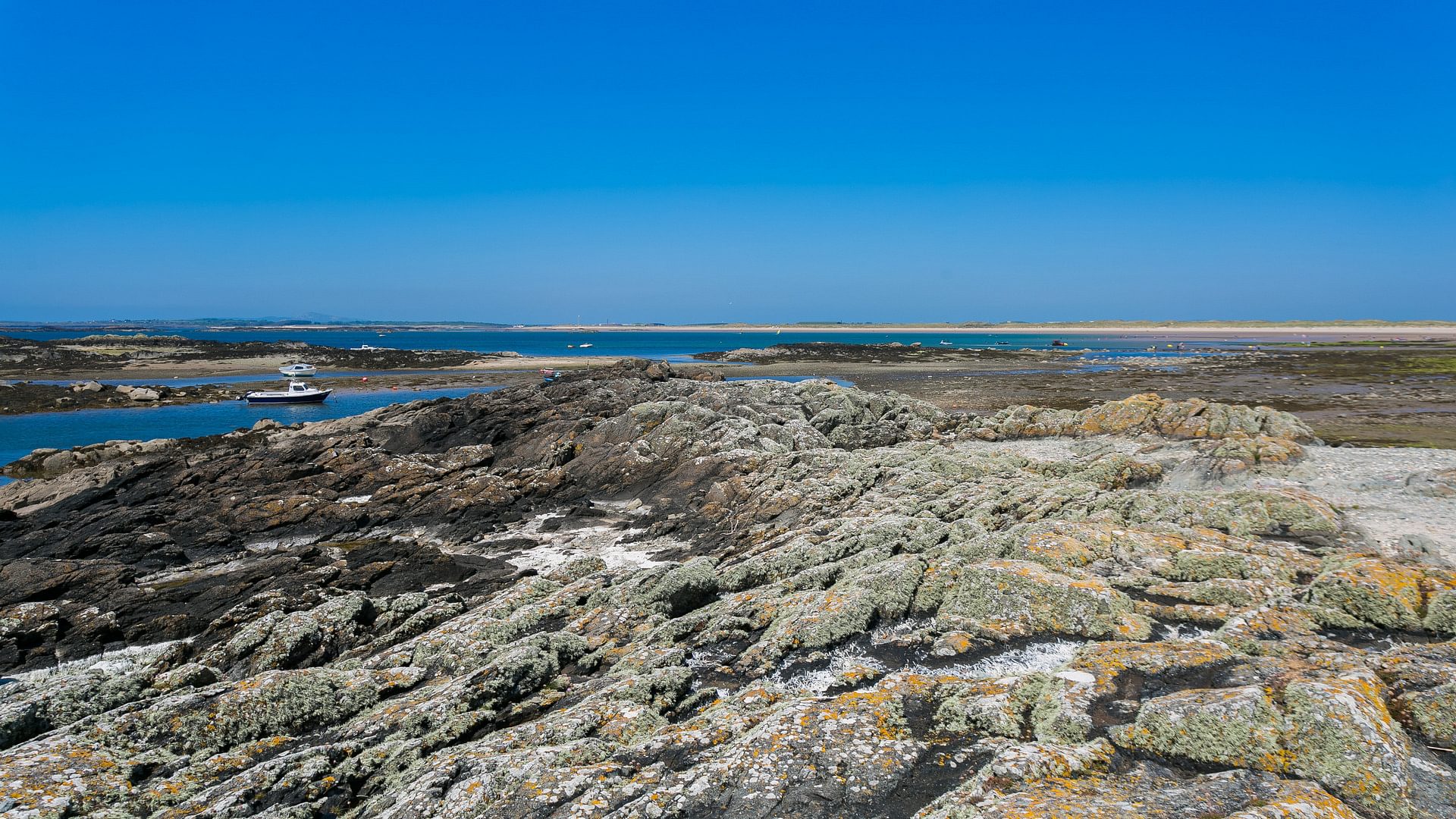 Bro Dawel Rhosneigr LL64 5 UX more rocks 1920x1080