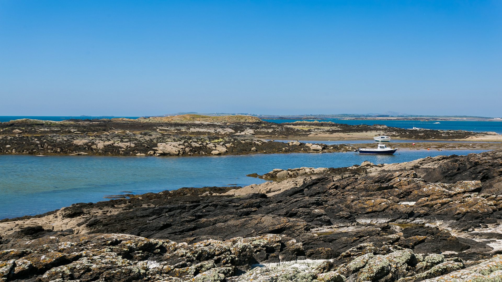 Bro Dawel Rhosneigr LL64 5 UX rocks 1920x1080