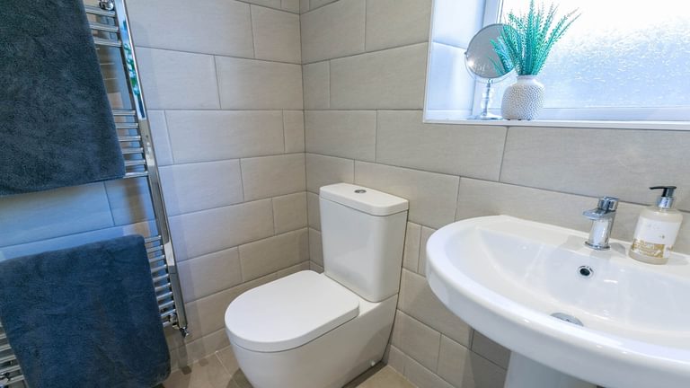 Bron Heulog Llanerchymedd Anglesey bathroom 2 1920x1080