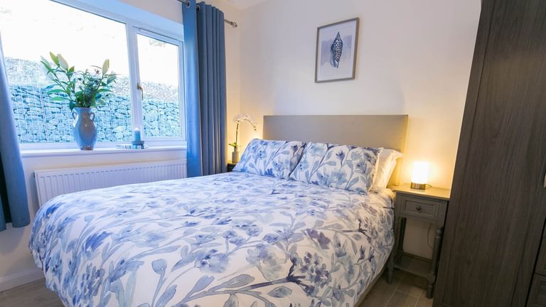 Bron Heulog Llanerchymedd Anglesey bedroom blue 3 1920x1080