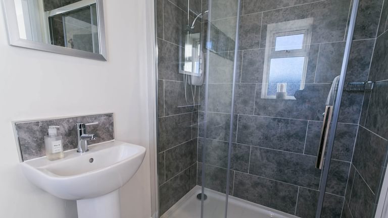 Bron Heulog Llanerchymedd Anglesey shower room 1920x1080