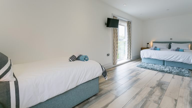 Bwthyn Alberts Ravenspoint Road Trearddur Bay Anglesey LL652 AQ bedroom triple 1920x1080