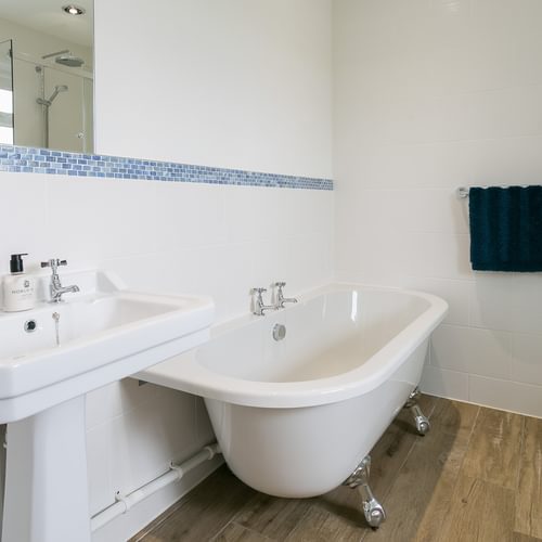 Bwthyn Alberts Ravenspoint Road Trearddur Bay Anglesey LL652 AQ bedroom bath 1920x1080