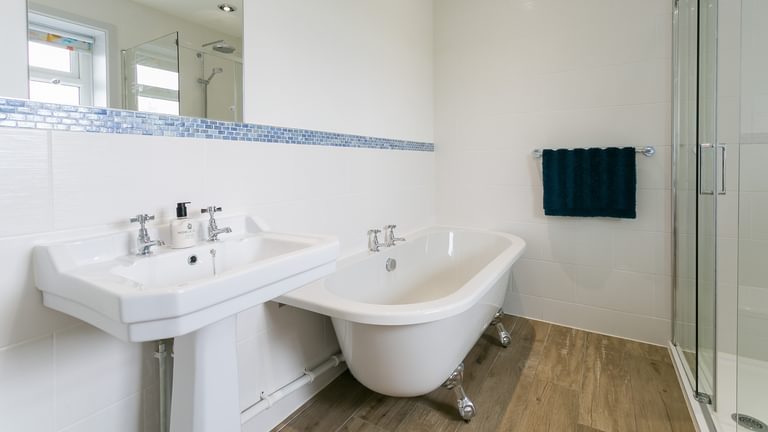 Bwthyn Alberts Ravenspoint Road Trearddur Bay Anglesey LL652 AQ bedroom bath 1920x1080