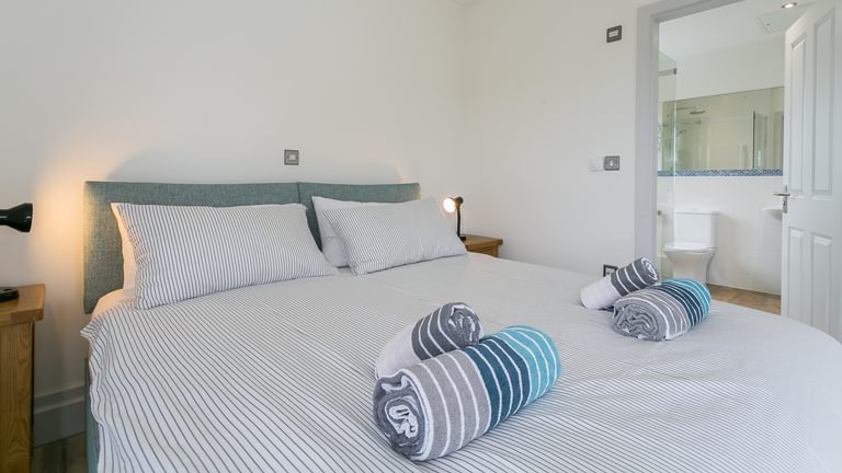 Bwthyn Alberts Ravenspoint Road Trearddur Bay Anglesey LL652 AQ bedroom ensuite triple 1920x1080