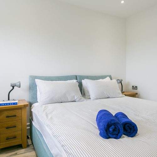 Bwthyn Alberts Ravenspoint Road Trearddur Bay Anglesey LL652 AQ blue bedroom 1920x1080