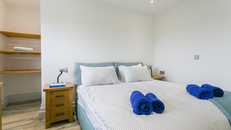 Bwthyn Alberts Ravenspoint Road Trearddur Bay Anglesey LL652 AQ blue bedroom 1920x1080