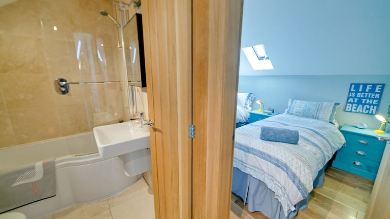 Bwthyn Derwen Llanfaethlu Anglesey twin bedroom bathroom 1920x1080