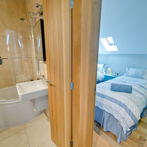 Bwthyn Derwen Llanfaethlu Anglesey twin bedroom bathroom 1920x1080
