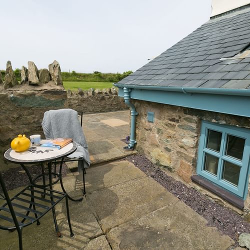 Bwthyn Derwen Llanfaethlu Anglesey yellow teapot patio 1920x1080