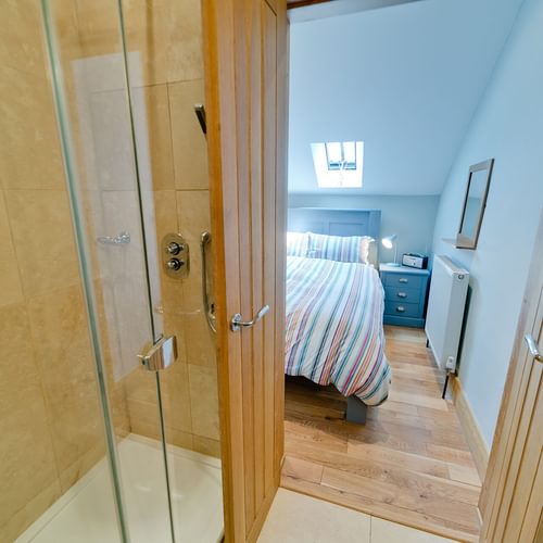Bwthyn Derwen Llanfaethlu Anglesey bedroom bathroom 1920x1080
