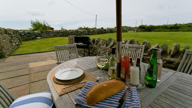 Bwthyn Derwen Llanfaethlu Anglesey outside dining 1920x1080