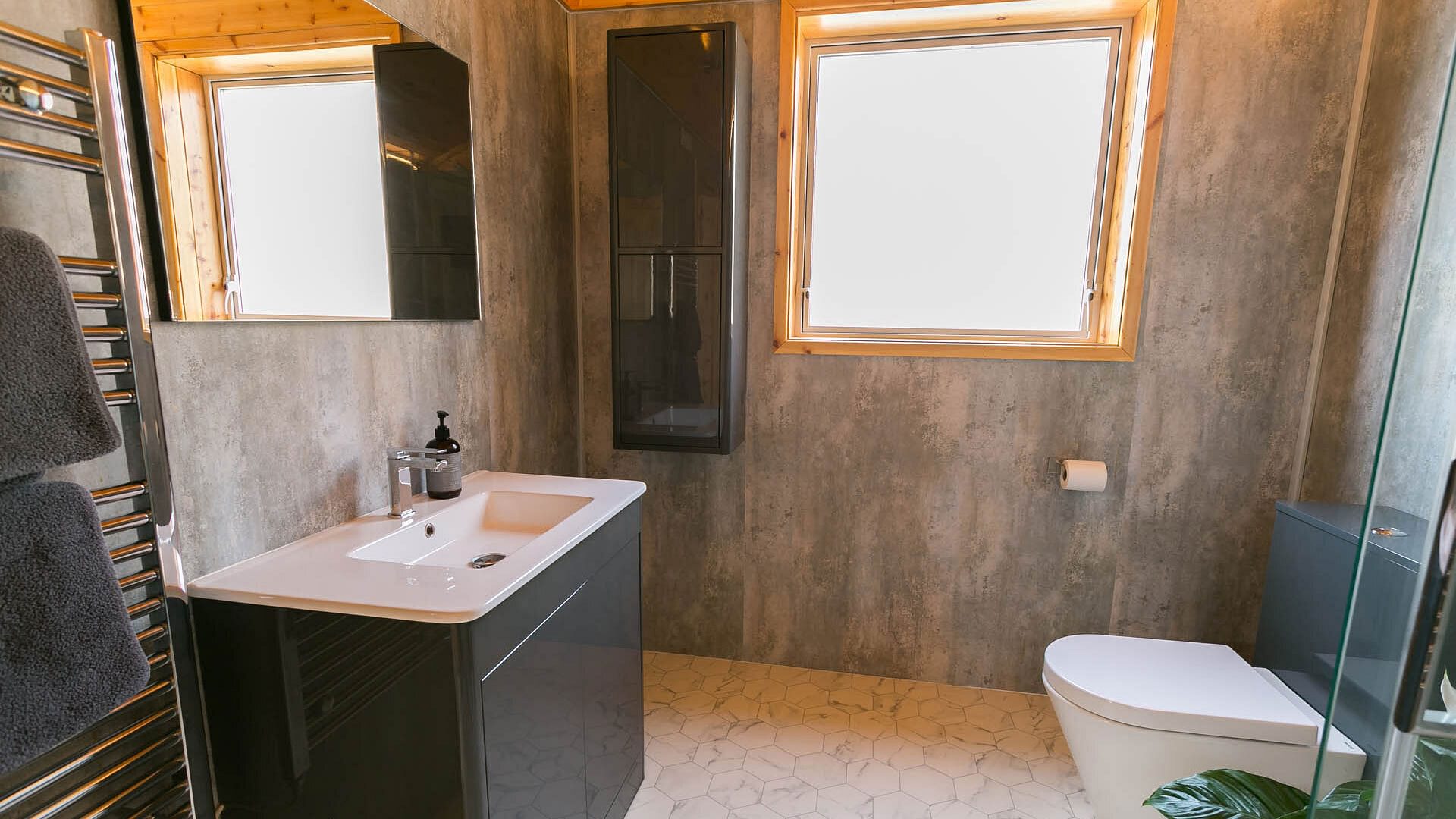 Bwthyn Gwyn Benllech Anglesey bathroom 7 1920x1080