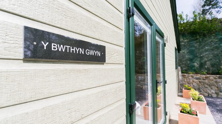 Bwthyn Gwyn Benllech Anglesey front entrance 1920x1080