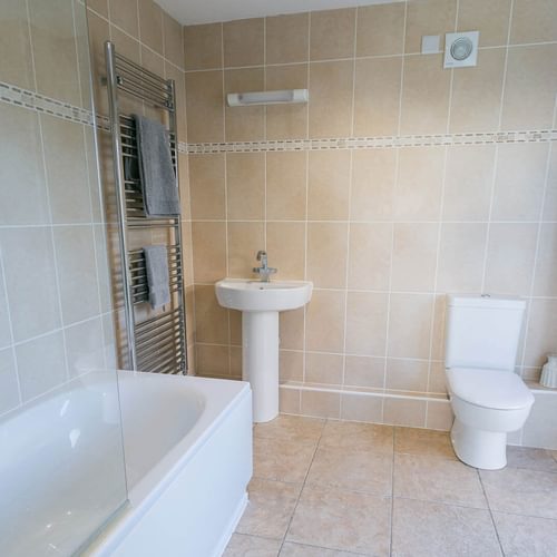 Garreg Hen Trearddur Bay Anglesey bathroom 1920x1080