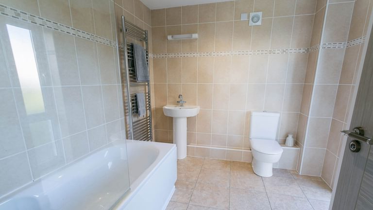 Garreg Hen Trearddur Bay Anglesey bathroom 1920x1080