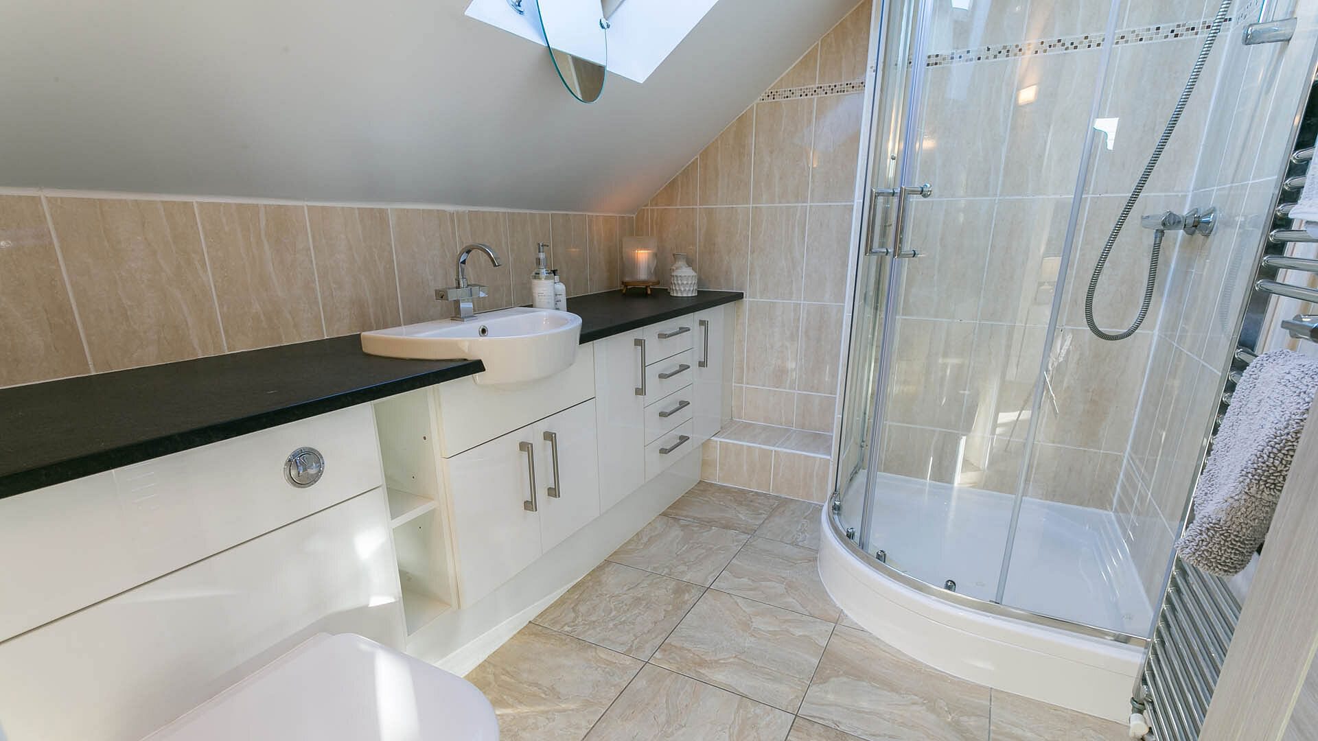 Garreg Hen Trearddur Bay Anglesey bathroom 5 1920x1080