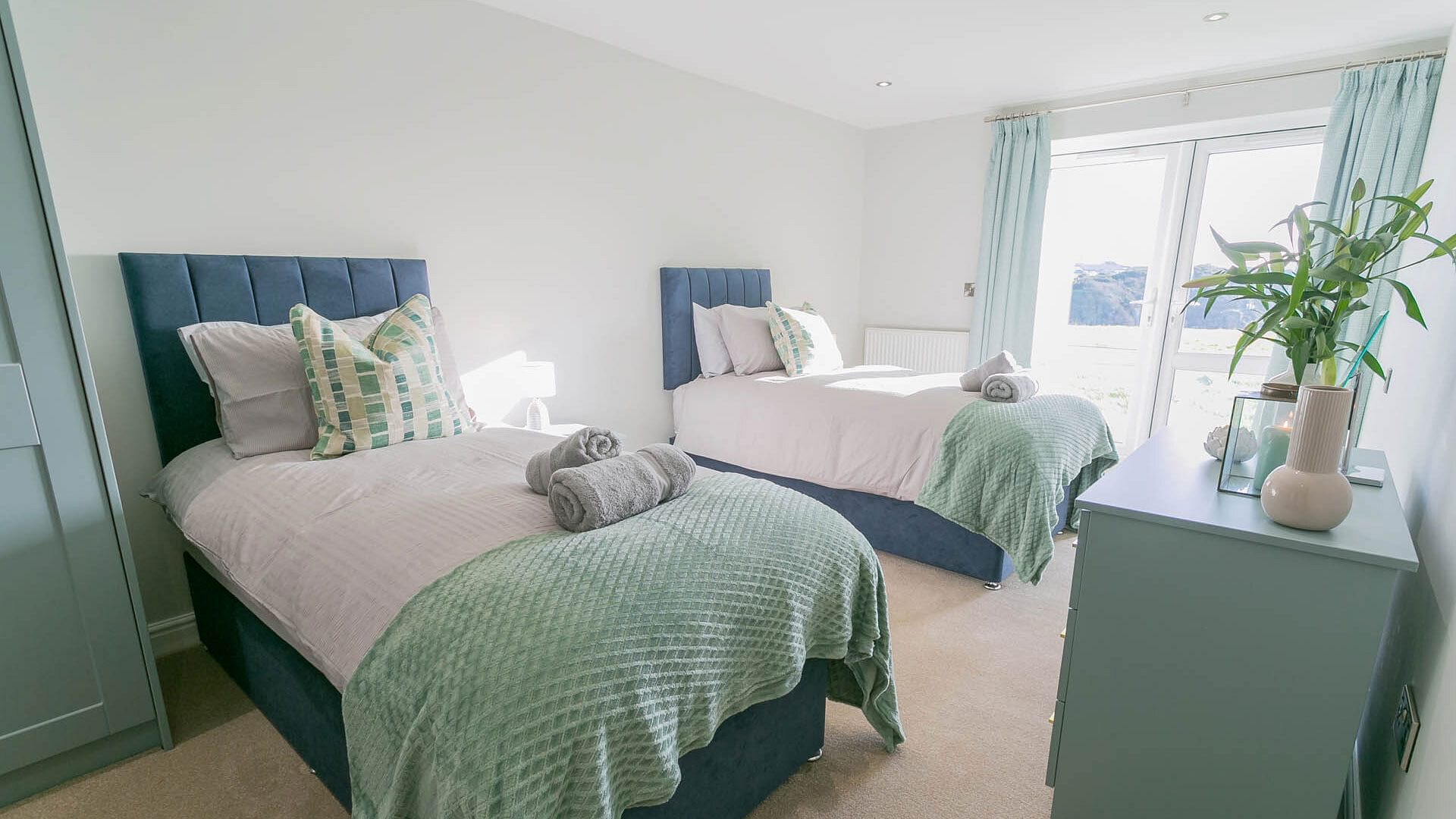 Garreg Hen Trearddur Bay Anglesey twin bedroom 3 1920x1080