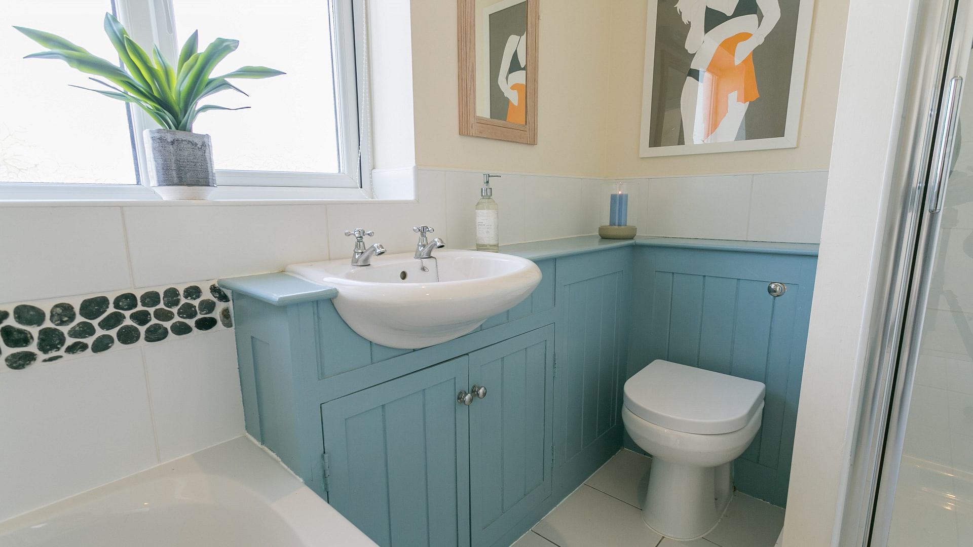 Gwyndy Bach Lon Penrhyngarw Trearddur Bay Anglesey LL652 YY bathroom two 1920x1080