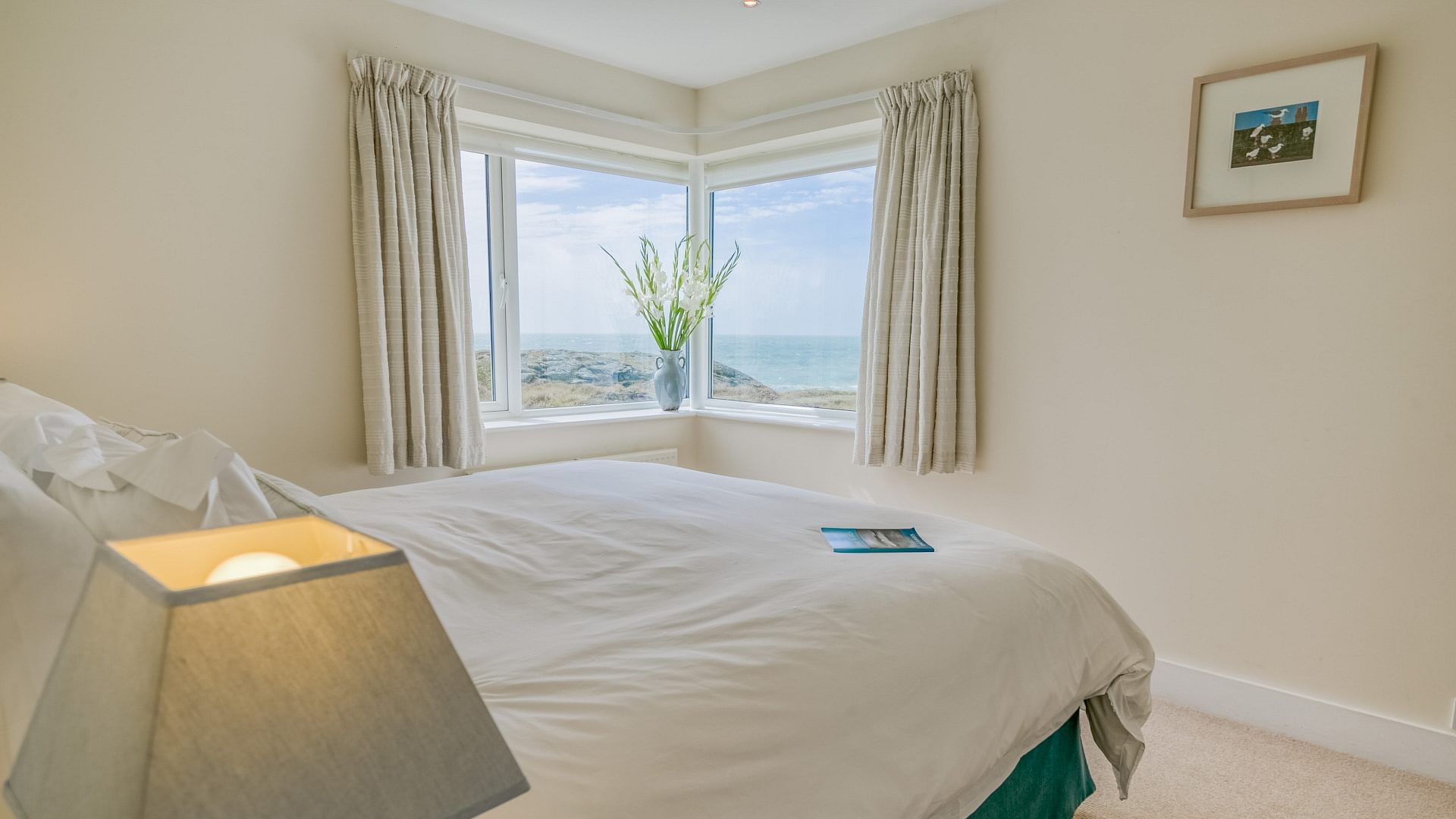 Gwyndy Bach Lon Penrhyngarw Trearddur Bay Anglesey LL652 YY main bedroom 1920x1080