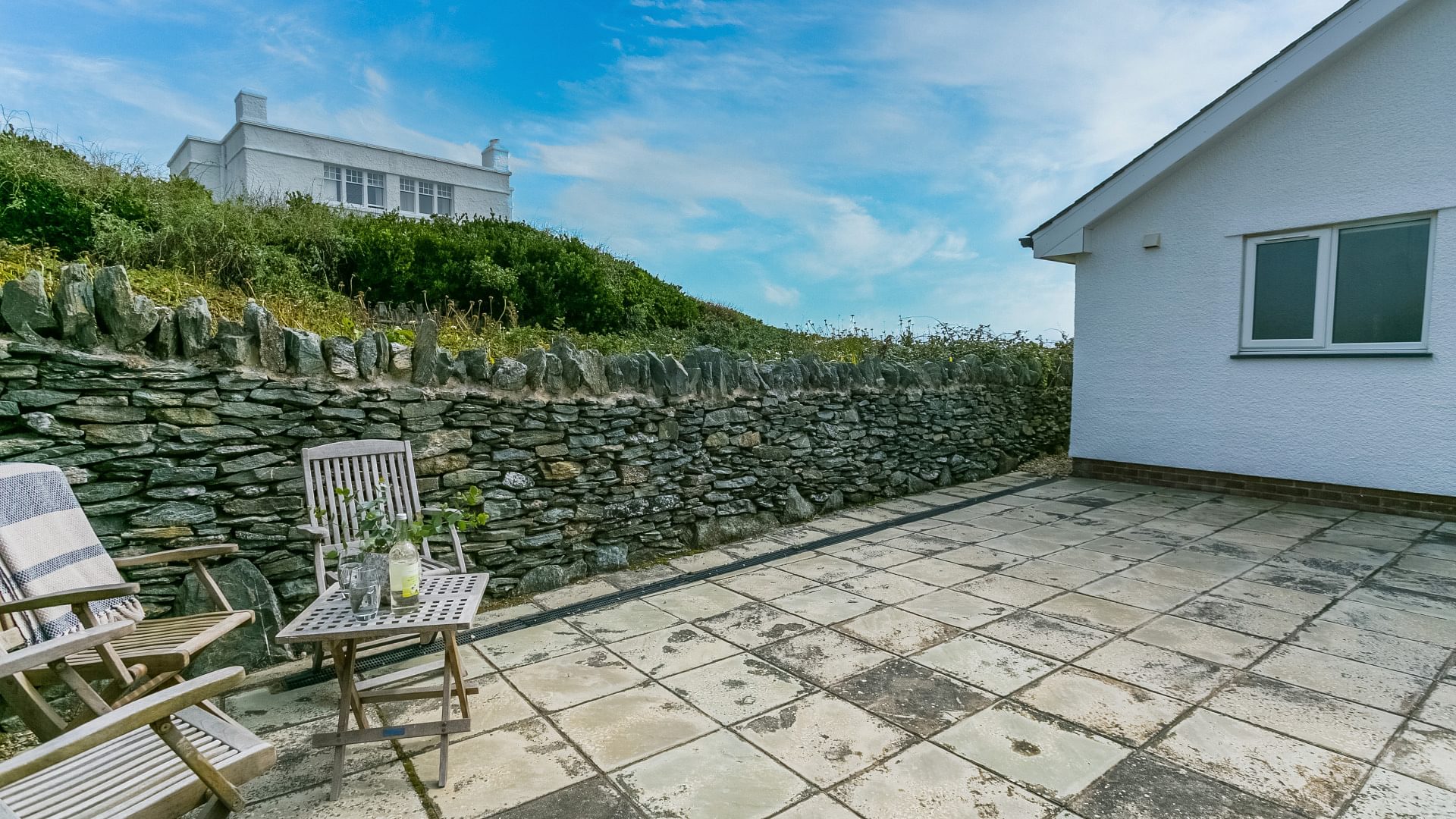 Gwyndy Bach Lon Penrhyngarw Trearddur Bay Anglesey LL652 YY patio 1920x1080