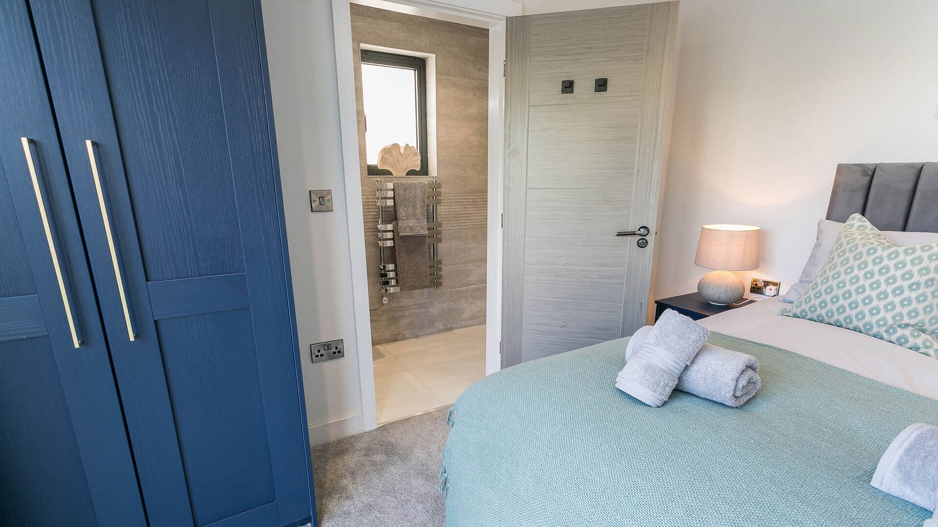 Gwel Y Mor Rhosneigr Anglesey king bedroom ensuite 1920x1080