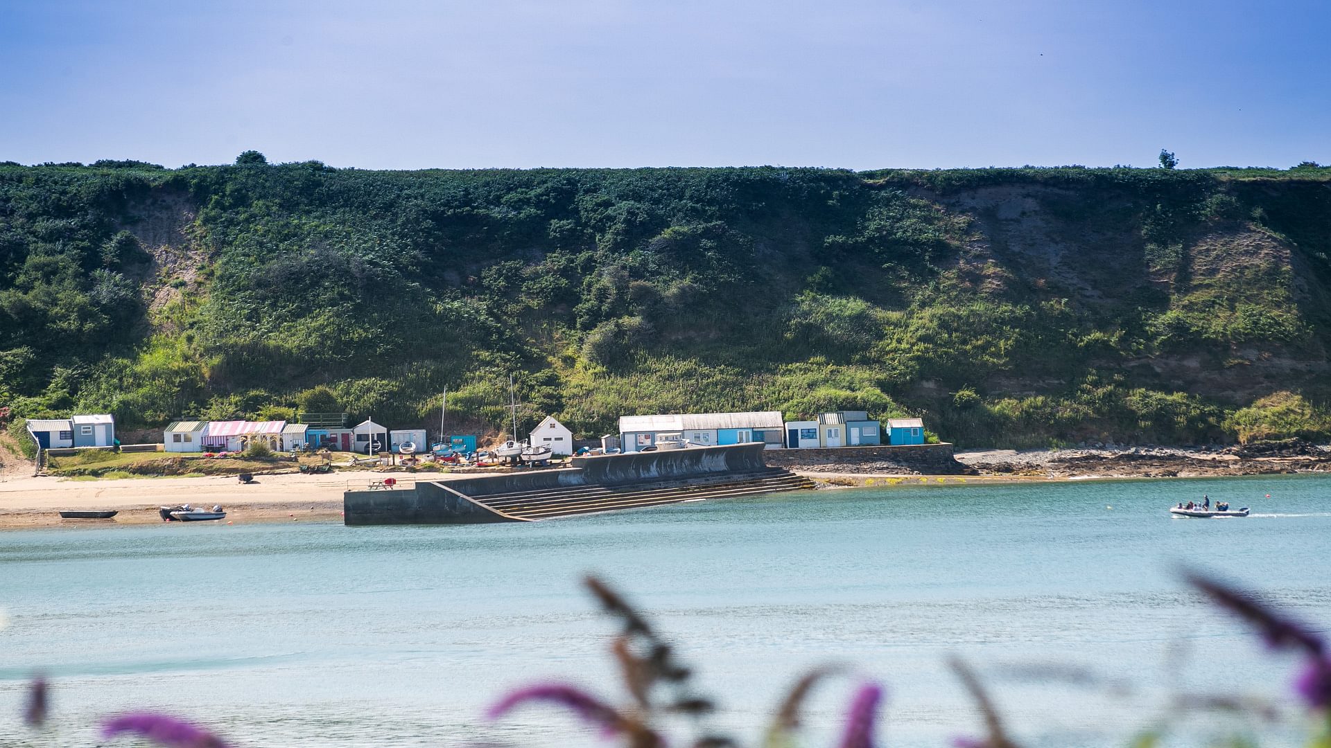 Gwelfor Rhodfar Mor Nefyn LL53 6 EB breakwater 1920x1080