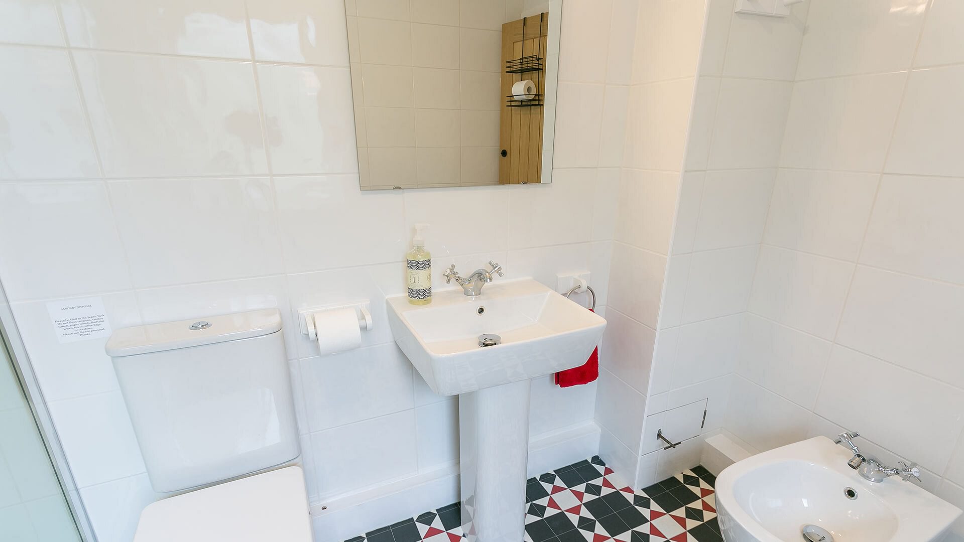 Dinas Cottage Benllech Anglesey family bathroom 3 1920x1080