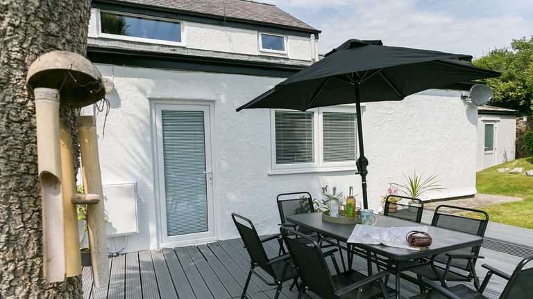 Dinas Cottage Benllech Anglesey patio 4 1920x1080